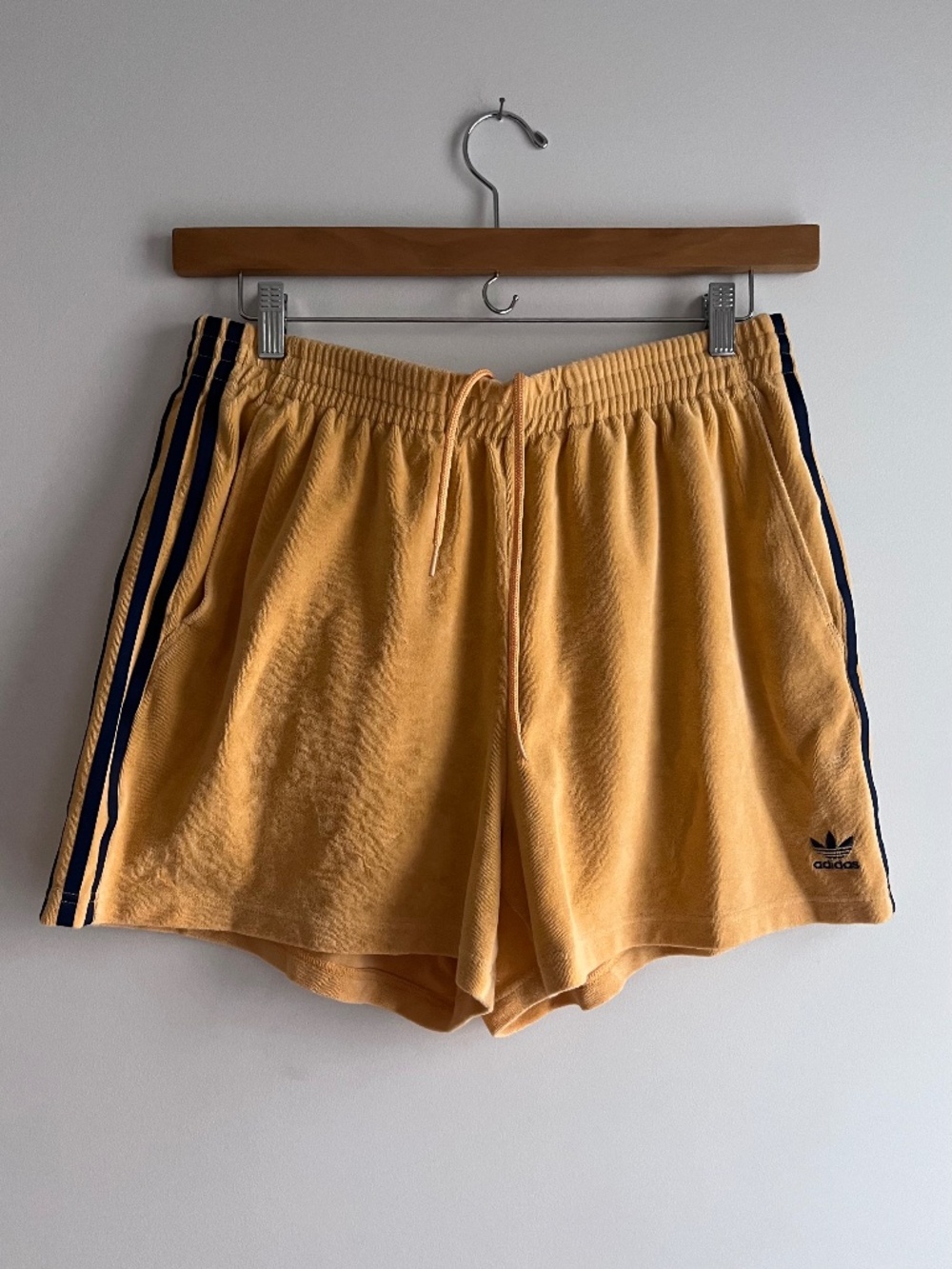 Adidas terrycloth shorts in orange and blue - Size XL
